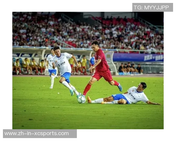 足球巨星挥动加油手势点燃赛场激情鼓舞万千球迷