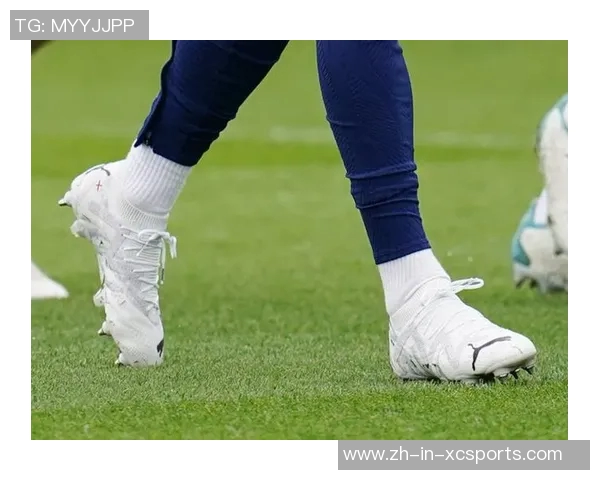 喜爱穿白色足球鞋的球星们盘点与背后故事解析